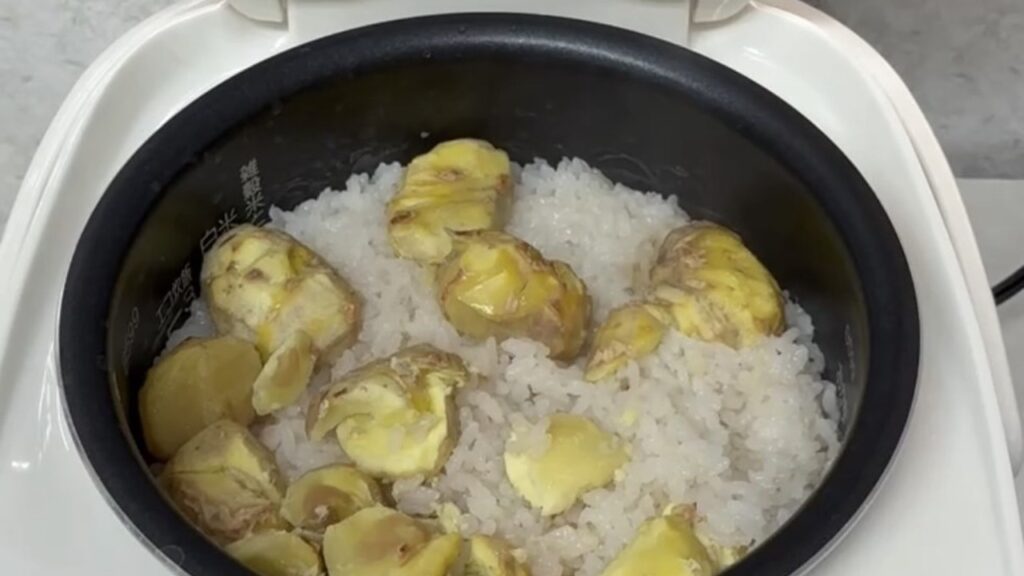 炊飯器で炊き上がった栗ごはん