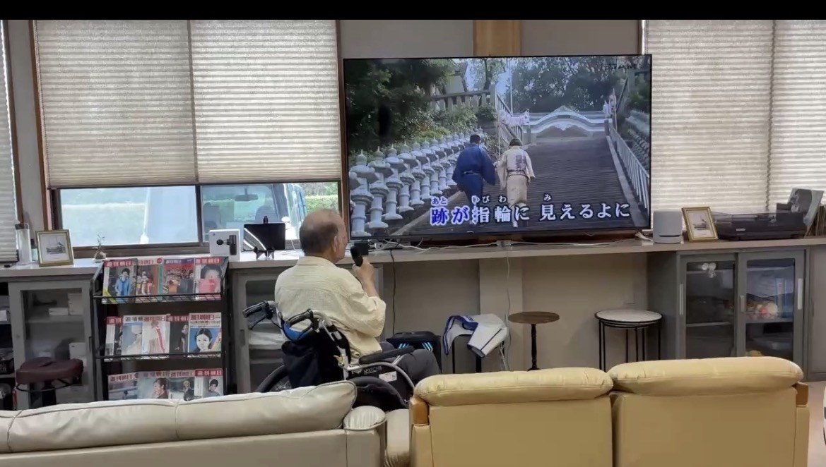 カラオケの時間。歌う人、聴いている人、それぞれです
