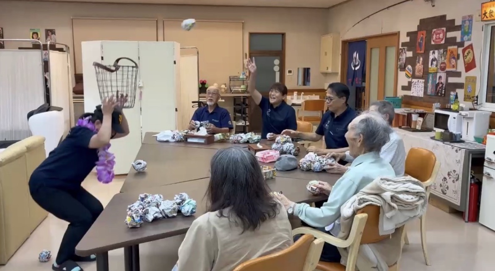 新聞紙の玉を使った玉入れのレクリエーション