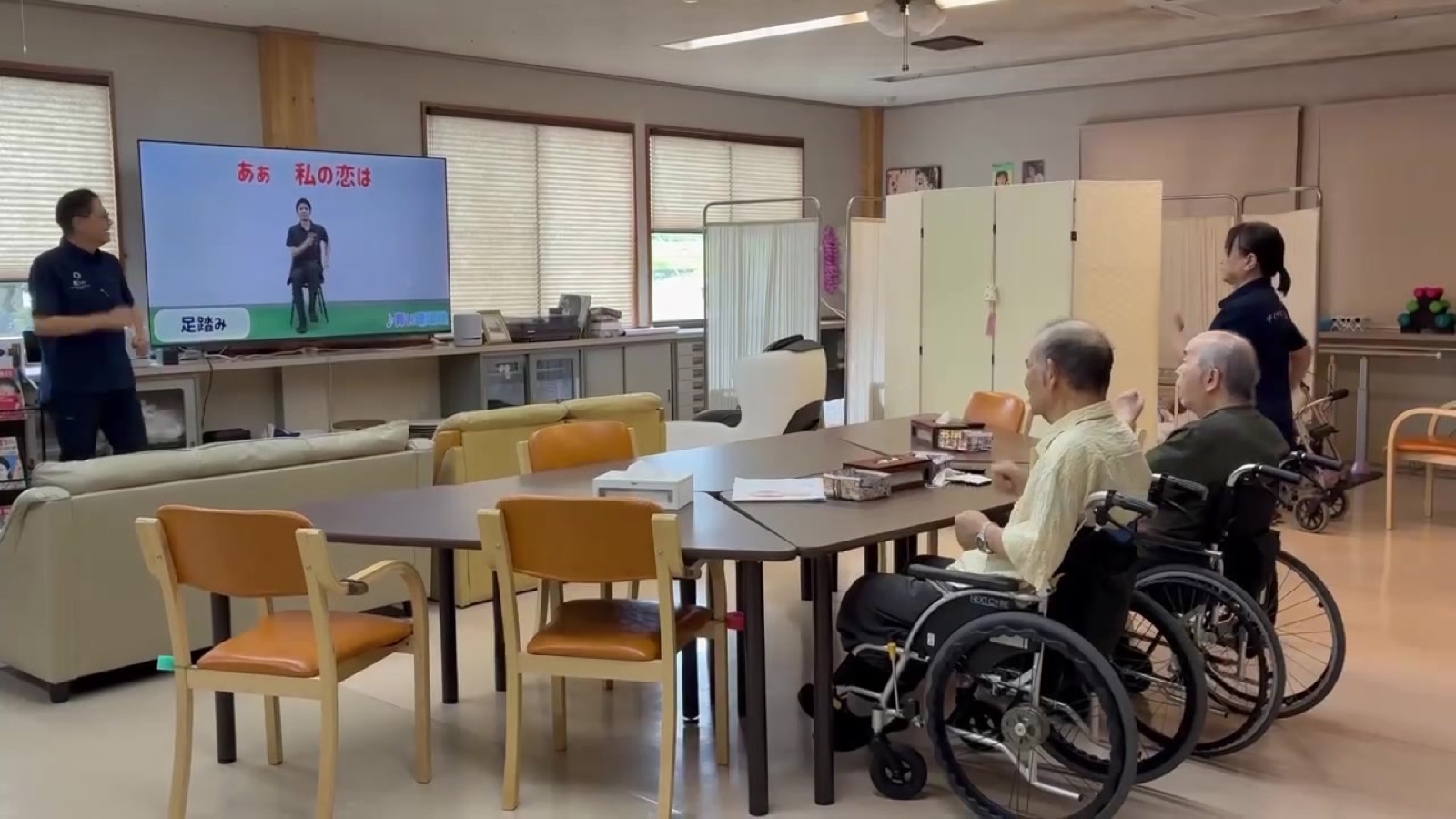 カラオケの時間。歌う人、聴いている人、それぞれです
