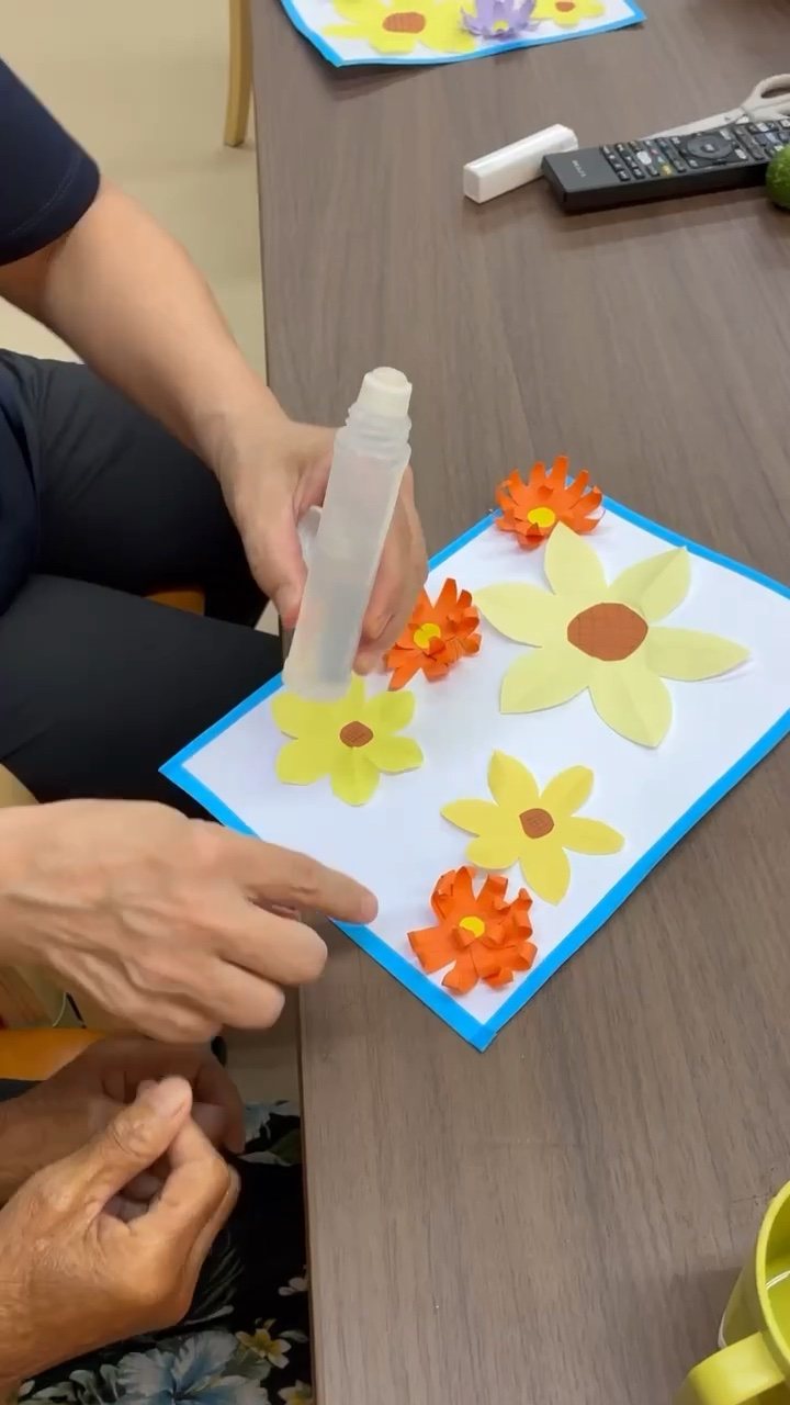 貼り絵の作品づくり。一枚貼るだけでも作品になります