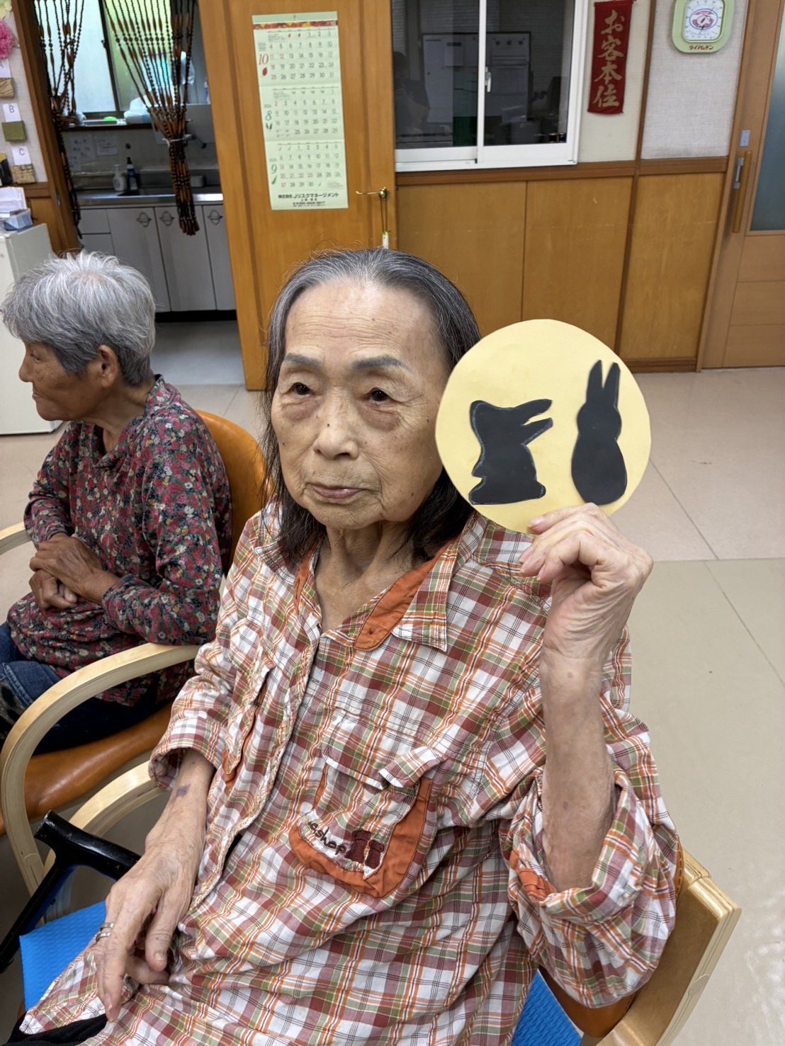 できあがったお月見飾りを手に