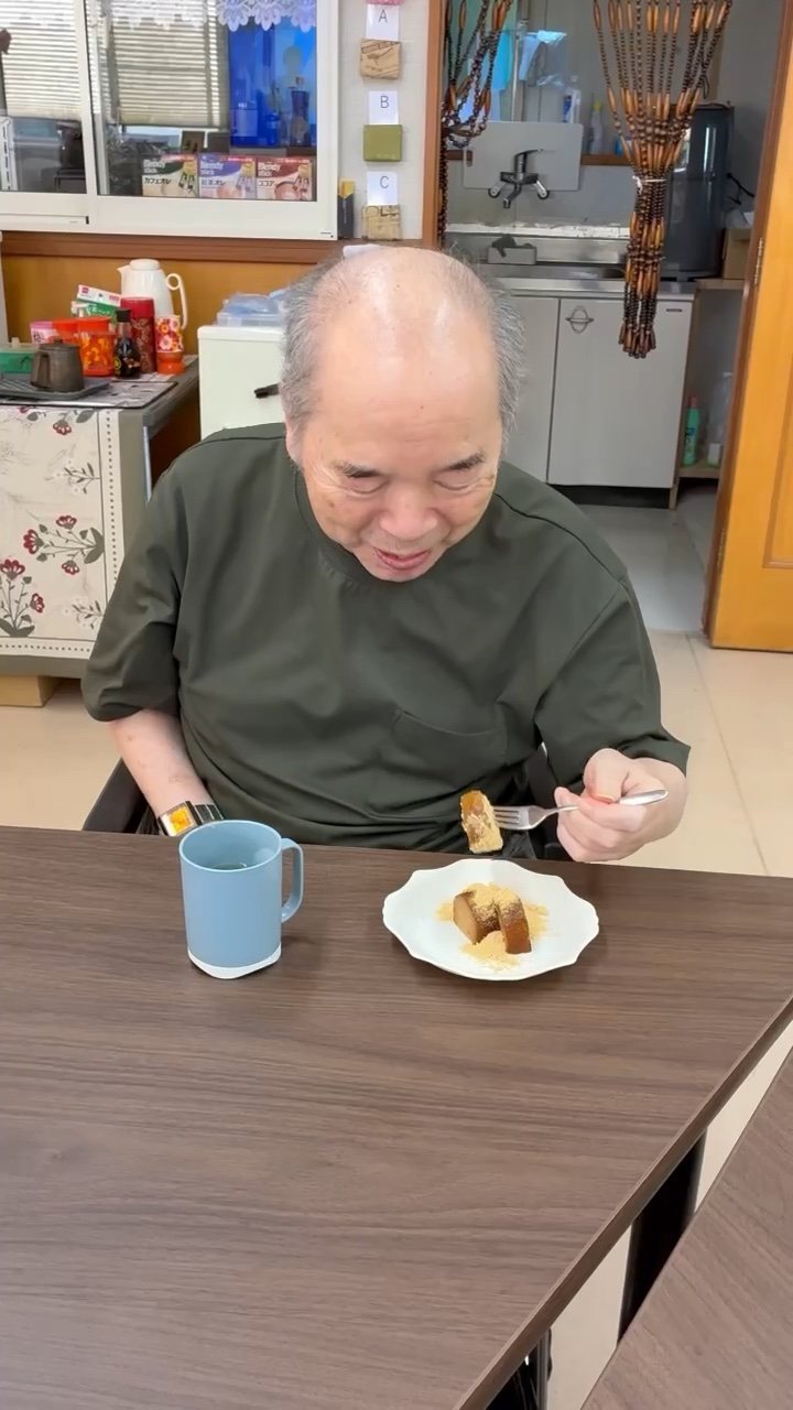 炊きあがったあくまきを、きな粉で