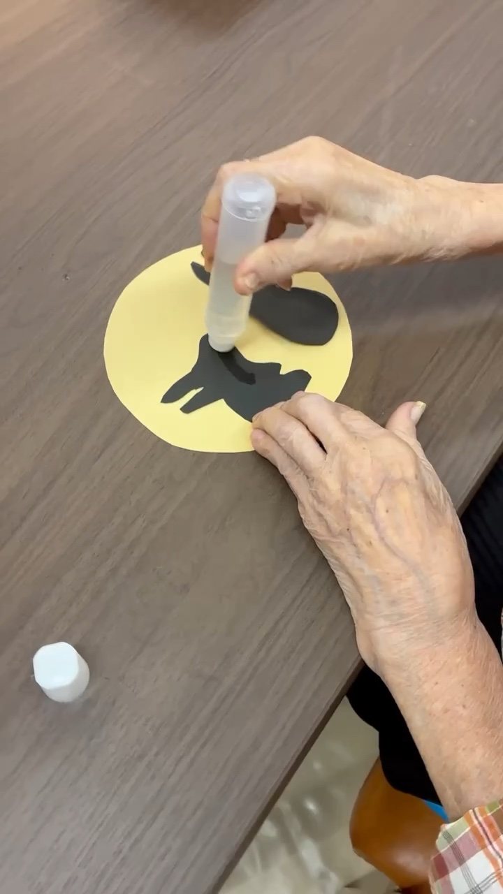 お月見飾りにのりを付けているところ