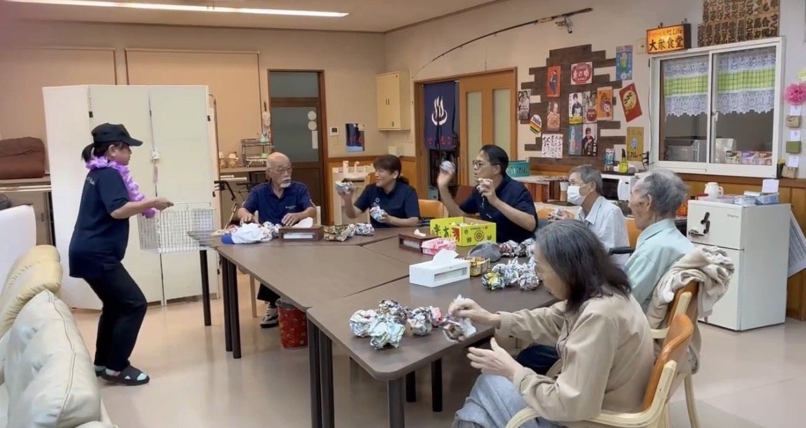 新聞紙の玉を使った玉入れ
